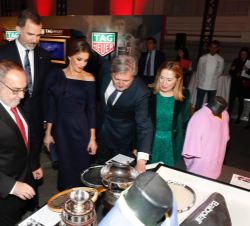 Sus Majestades los Reyes durante su recorrido por la exposición del 50º Aniversario del diario AS