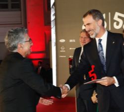 Su Majestad el Rey entrega el Premio Decenio 1967-1977 en la Categoría otros deportes al tenista Manuel Orantes