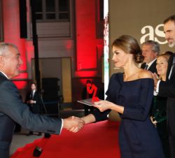 Su Majestad la Reina entrega Premio Decenio 1977-1987 en la Categoría de leyendas del fútbol a Hipólito Rincón en nombre de la Selección Española de F