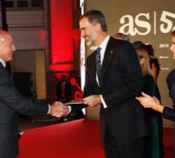 Su Majestad el Rey entrega Premio Decenio 1977-1987 en la Categoría de otros deportes a Juan Antonio Corbalán en nombre de la Selección Española de Ba