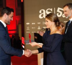 Su Majestad la Reina entrega Premio Decenio 1987-1997 en la Categoría de leyendas del fútbol a Francisco Miguel Narváez “Kiko” en nombre d