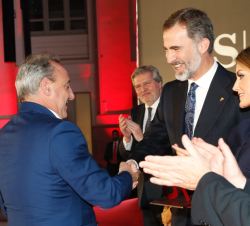 Su Majestad el Rey entrega Premio Decenio 1987-1997 en la Categoría de otros deportes al atleta Fermín Cacho