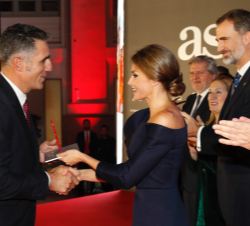 Su Majestad la Reina entrega Premio Decenio 1987-1997 en la Categoría de otros deportes al ciclista Miguel Indurain 