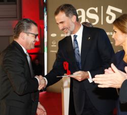 Su Majestad el Rey entrega Premio Decenio 1997-2007 en la Categoría de leyendas del fútbol a Pedrag Mijatovic en representación de La Séptima del Madr