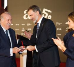 Su Majestad el Rey entrega Premio Decenio 2007-2017 en la Categoría de leyendas del fútbol a Vicente del Bosque en nombre de la Selección Española de 