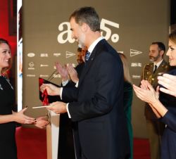 Su Majestad el Rey entrega el Premio a la mejor deportista femenina española de los 50 años a la nadadora Mireia Belmonte