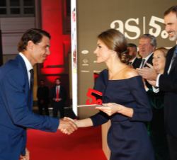 Su Majestad la Reina entrega el Premio al mejor deportista masculino español de los 50 años al tenista Rafa Nadal