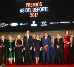 Fotografía de grupo de Sus Majestades los Reyes con los galardonados