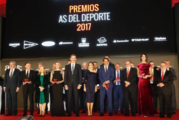 Fotografía de grupo de Sus Majestades los Reyes con los galardonados