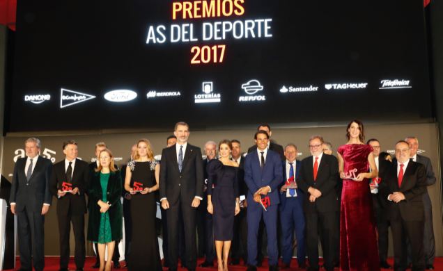 Fotografía de grupo de Sus Majestades los Reyes con los galardonados