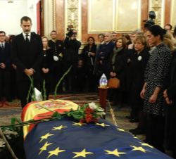 Su Majestad el Rey ante el féretro de D. Manuel Marín