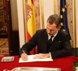 Su Majestad el Rey firma en el Libro de Condolencias
