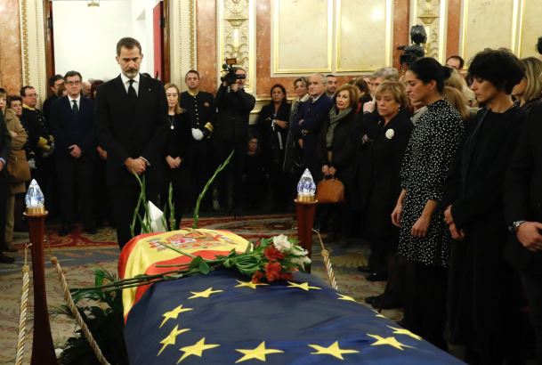 Su Majestad el Rey ante el féretro de D. Manuel Marín