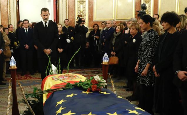 Su Majestad el Rey ante el féretro de D. Manuel Marín