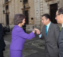 Su Majestad la Reina Doña Sofía recibe el saludo del delegado del Gobierno en Andalucía, Antonio Sanz