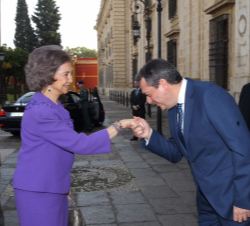 Su Majestad la Reina Doña Sofía recibe el saludo del alcalde de Sevilla, Juan Espadas
