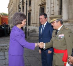 Su Majestad la Reina Doña Sofía recibe el saludo del teniente general jefe de la Fuerza Terrestre, Juan Gómez de Salazar