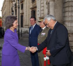 Su Majestad la Reina Doña Sofía recibe el saludo del consejero de Economía y Conocimiento de la Junta de Andalucía, Antonio Ramírez de Arellano