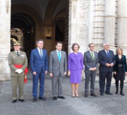 Su Majestad la Reina Doña Sofía en la puerta del edificio del rectorado de la Universidad de Sevilla, junto a las autoridades que la recibieron a su l