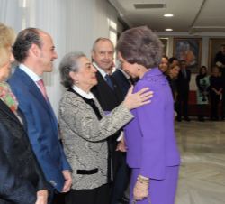 Su Majestad la Reina Doña Sofía saluda a la viuda del Profesor Carrillo, Matilde Donaire