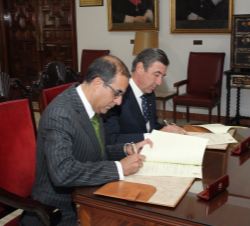 Firma del acuerdo de cesión, por la Real Maestranza de Caballería de Sevilla, de un retrato de Su Majestad el Rey a la Universidad de Sevilla, obra de