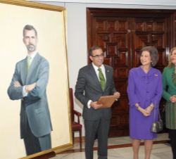 Su Majestad la Reina Doña Sofía ante el cuadro de Su Majestad el Rey cedido por la Real Maestranza de Caballería de Sevilla