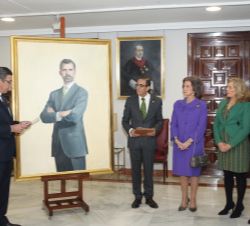 Su Majestad la Reina Doña Sofía durante el acto de cesión del cuadro de Su Majestad el Rey por la Real Maestranza de Caballería de Sevilla al Paraninf