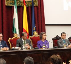 Su Majestad la Reina Doña Sofía en la mesa presidencial del salón del Paraninfo