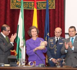 Su Majestad la Reina Doña Sofía tras recibir de manos del rector magnífico de la Universidad de Sevilla, el Premio Universidad de Sevilla a la Protecc
