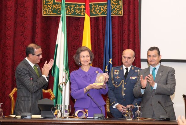 Su Majestad la Reina Doña Sofía tras recibir de manos del rector magnífico de la Universidad de Sevilla, el Premio Universidad de Sevilla a la Protecc