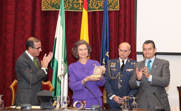 Su Majestad la Reina Doña Sofía tras recibir de manos del rector magnífico de la Universidad de Sevilla, el Premio Universidad de Sevilla a la Protecc