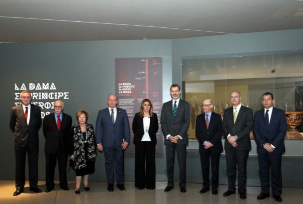 Su Majestad el Rey junto a las autoridades asistentes