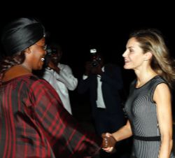 Su Majestad la Reina, a su llegada a la República del Senegal, recibe el saludo de la primera dama , Su Excelencia Marième Faye