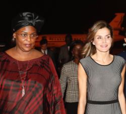Su Majestad la Reina junto a la primera dama de la República del Senegal, Su Excelencia Marième Faye
