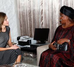 Doña Letizia durante el encuentro mantenido con la primera dama de la República del Senegal, Marième Faye