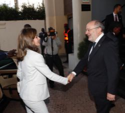 Su Majestad la Reina saluda al secretario de Estado de Cooperación Internacional y para Iberoamérica y el Caribe, Fernando García Casas, a su llegada 