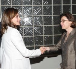 Su Majestad la Reina saluda a la directora de Cooperación con África y Asia de la AECID a su llegada la Oficina Técnica de Cooperación (OTC) de la AEC