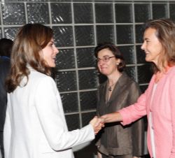 Su Majestad la Reina saluda a la directora general de Políticas de Desarrollo Sostenible, Cristina Pérez, a su llegada la Oficina Técnica de Cooperaci