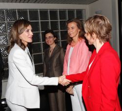 Su Majestad la Reina saluda a la coordinadora general de la OTC de la AECID  a su llegada la Oficina Técnica de Cooperación (OTC) de la AECID