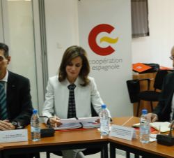 Su Majestad la Reina durante la reunión en la Oficina Técnica de Cooperación (OTC) de la AECID