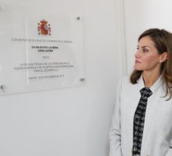 Su Majestad la Reina descubre una placa conmemorativa de su visita a la Oficina Técnica de Cooperación (OTC) de la AECID