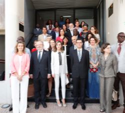 Su Majestad la Reina con las autoridades presentes en la reunión y con trabajadores de la Oficina Técnica de Cooperación (OTC) de la AECID