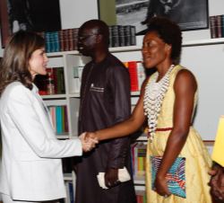 Su Majestad la Reina saluda a varios profesores senegaleses de Español a su llegada al Aula Cervantes del campus de la Universidad de Dakar