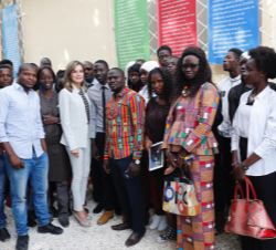 Su Majestad la Reina con un grupo de alumnos de la Universidad Cheikh Anta Diop de Dakar (UCAD)
