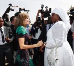 Su Majestad la Reina conversa con la primera dama de la República del Senegal, Su Excelencia Marième Faye, momentos antes del almuerzo en su honor