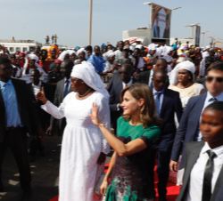 Su Majestad la Reina junto con la primera dama de la República del Senegal, Su Excelencia Marième Faye, saludan a las personas presentes en el acceso 
