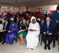 Su Majestad la Reina junto con la primera dama de la República del Senegal, Su Excelencia Marième Faye, en la sede de la Cruz Roja del Senegal (CRS)