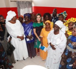 Su Majestad la Reina junto con la primera dama de la República del Senegal, Su Excelencia Marième Faye, conversan con los beneficiarios del proyecto y