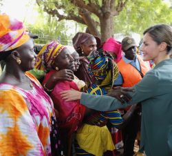 Su Majestad la Reina saluda a unas mujeres que se congregaban a su llegada a la Facultad de Medicina de Ziguinchor