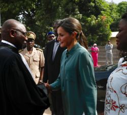 Su Majestad la Reina recibe el saludo del rector de la Universidad de Assane Seck de Ziguinchor